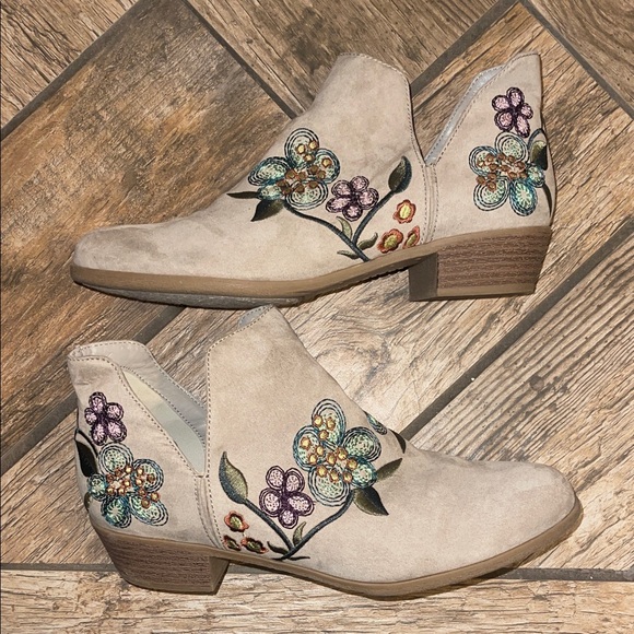 Indigo Shoes - Embroidered Floral Ankle Boots 9 1/2